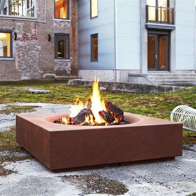 Kwadratowy niskoprofilowy stalowy kominek Corten