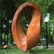 Nowoczesna abstrakcyjna rzeźba w kształcie pierścienia ze stali Corten