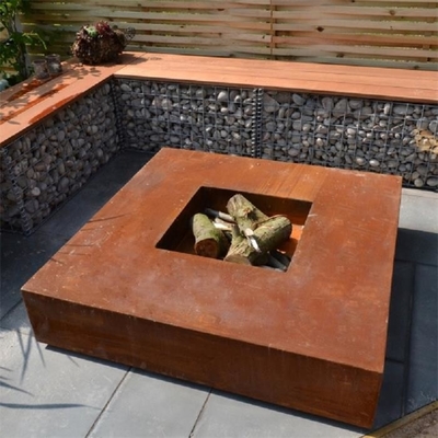 Kwadratowy niskoprofilowy stalowy kominek Corten